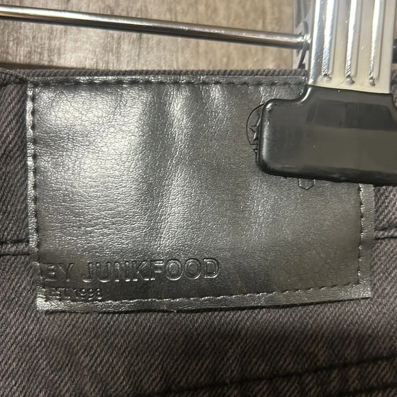 ROCK by JUNK FOOD Women’s Washed Black Def Leppard Patches Denim Skirt SZ 11 NWT - Picture 4 of 6